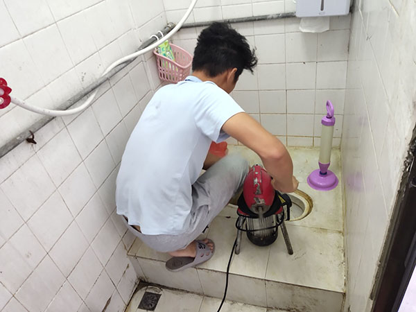 东阿肥皂掉到马桶里把马桶堵住了怎么办？马桶堵住了怎么办