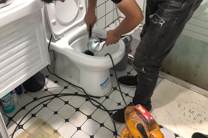 东阿马桶堵塞自己疏通还是找师傅？专业上门服务让你省时更省心